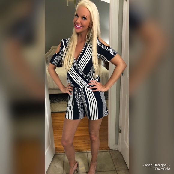 🥰LAST 1! So Fun! Navy Surplice Woven Romper! - Picture 2 of 7